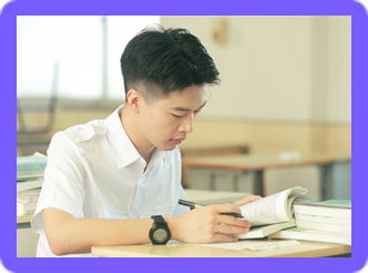 一个男生正在教室里面备考AP中文，学习AP中文的教学资料