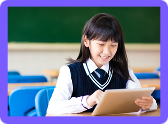 图片是一位女中学生正在教室复习GCSE中文的学习资料。