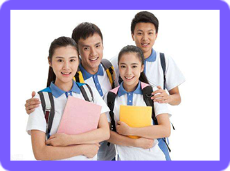 几位学生手里拿着HSK的学习笔记。