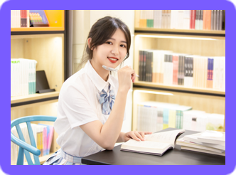 国际学校DP1年级的IB中文备考学生正在教室里面看书。