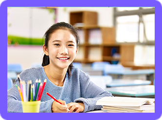 图片是一位国际学校的中学生，手里拿着笔，正在学习IGCSE中文相关的资料。