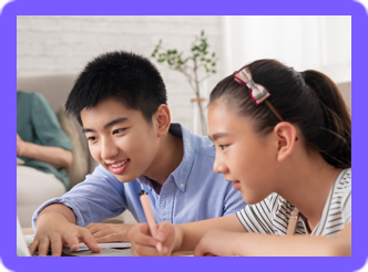 两位新加坡中学生正在互相讨论学习O-level的课程内容